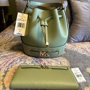 NWT Michael Kors Reed Bucket Bag with matching wallet